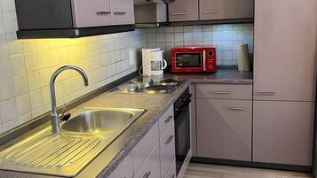 Geladeira, micro-ondas, fogão, cooktop