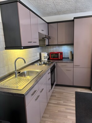 Kühlschrank, Mikrowelle, Ofen, Herdplatte