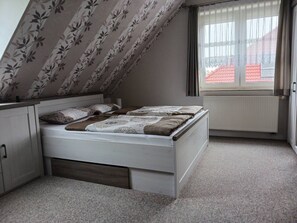 2 bedrooms, iron/ironing board, free WiFi, bed sheets