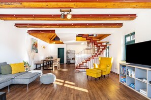 TV - Apartment 'Elbloft Radebeul Mit' with Private Terrace and Wi-Fi (Radebeul)