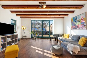 TV - Apartment 'Elbloft Radebeul Mit' with Private Terrace and Wi-Fi (Radebeul)