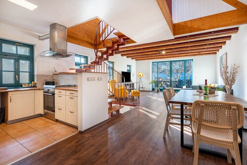 Ferienwohnung 'Elbloft Radebeul Mit' mit Privatterrasse und Wi-Fi