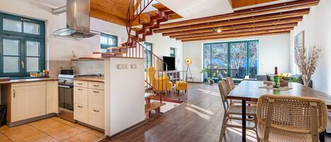 المنشأة من الداخل