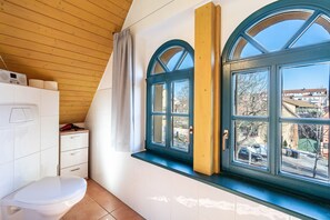 Douche, articles de toilette gratuits, sèche-cheveux