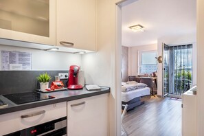 Fridge, microwave, stovetop, coffee/tea maker - Studio 'Morgensonne' with Private Terrace and Wi-Fi (Schönwald im Schwarzwald)