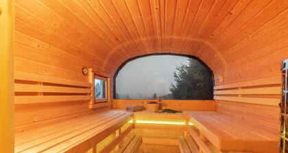 5-Star Holiday Home: Sauna, Hot Tub & Kids’ Area