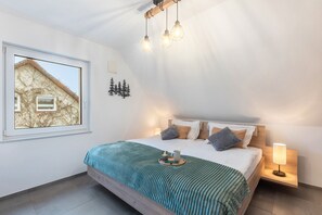 4 bedrooms, iron/ironing board, free WiFi, bed sheets - Waldzauber-Winterberg Holiday Home with Mountain Views, Private Terrace and Wi-Fi (Winterberg)