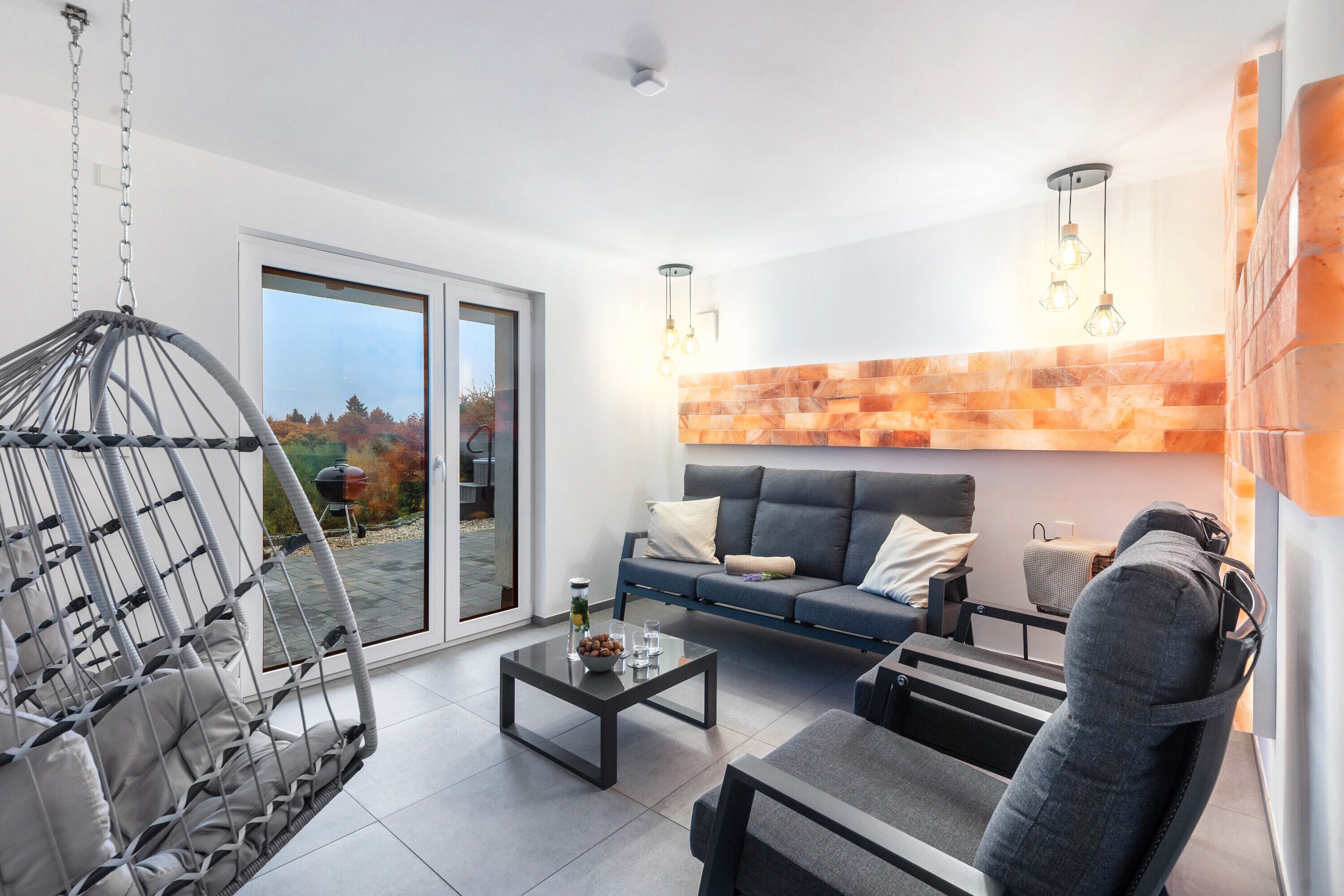 Fernseher, Kamin, Tischtennisplatte