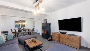 Televisión, chimenea y tenis de mesa