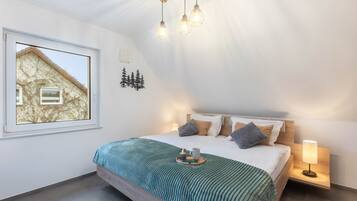 4 bedrooms, iron/ironing board, free WiFi, bed sheets