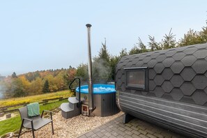 Outdoor spa tub - Waldzauber-Winterberg Holiday Home with Mountain Views, Private Terrace and Wi-Fi (Winterberg)