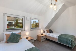 4 bedrooms, iron/ironing board, free WiFi, bed sheets