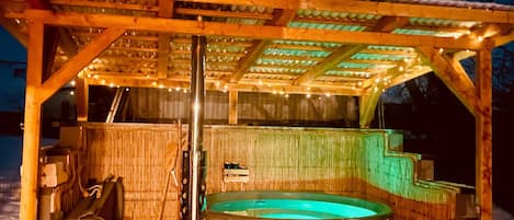 مغطس سبا خارجي