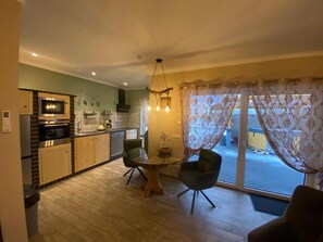 Fridge, microwave, oven, stovetop - Holiday Home 'Zur Schwalbe' with Private Terrace, Wi-Fi and Air Conditioning (Oberuckersee OT Melzow)