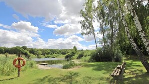 Ein Park mit einer Bank, einem Rettungsring und einem See.