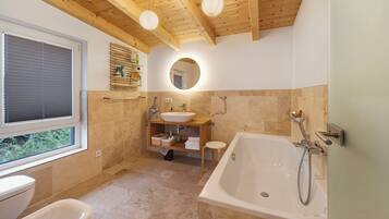 Chuveiro, secador de cabelo, toalhas de banho