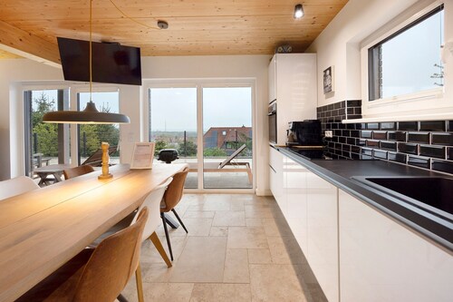 Ferienhaus 'Mit Panoramablick' mit Bergblick, Gemeinschaftsterrasse und Wi-Fi