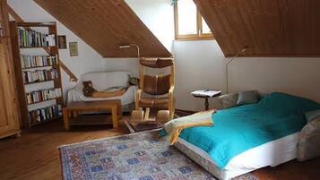 4 bedrooms, iron/ironing board, free WiFi, bed sheets