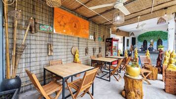 Deluxe Double Room, Balcony, Pool View | Living area