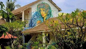 Un edificio con un mural de una mujer en la fachada.