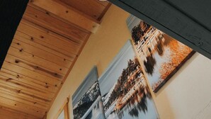 En trappa med träräcken och utsikt över ett vackert utomhusområde genom ett fönster.