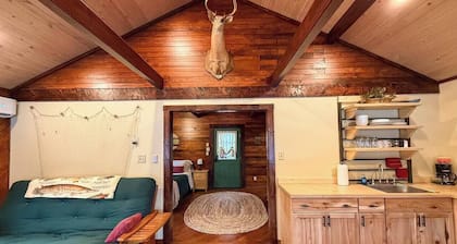 Sportsman Cabin on 80 Acre Lake- Near Shawnee