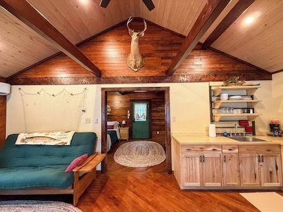 Sportsman Cabin on 80 Acre Lake- Near Shawnee