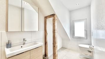 Business Apartment 3 Personen | Bathroom | Shower, hair dryer, towels, soap