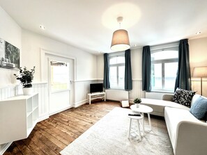 Business Apartment 3 Personen | Περιοχή καθιστικού | Τηλεόραση Smart 24 ιντσών με ψηφιακά κανάλια, γραφεία