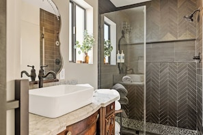 Dusche, Haartrockner, Handtücher, Seife