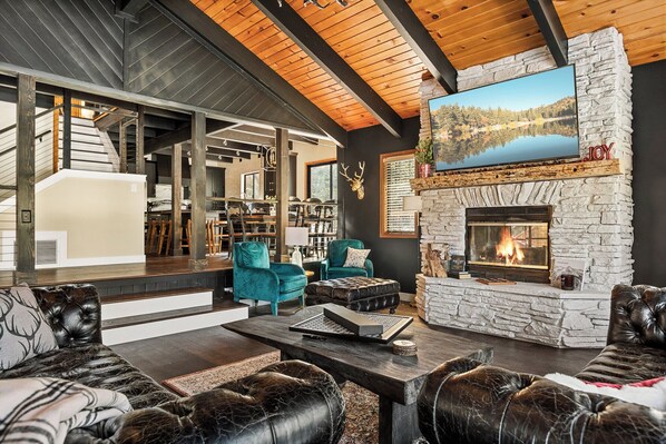 TV connectée, cheminée, baby-foot, écrans d'ordinateur