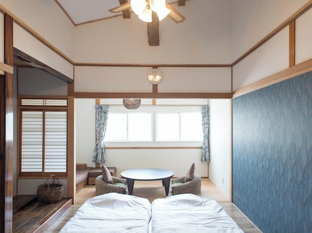 4 bedrooms, desk, bed sheets