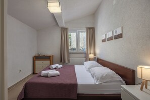 3 bedrooms, iron/ironing board, free WiFi, bed sheets