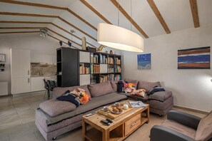 Televisión, chimenea y estéreo 