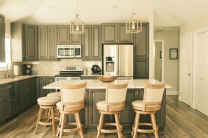 ثلاجة، ميكروويف، فرن، موقد طهي مسطح