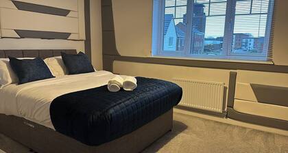 House - Sleeps 8 - Parking - Station Close