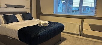 House - Sleeps 8 - Parking - Station Close