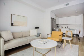 TV, stereo - Blueground | W Hollywood, AC & w/d, nr TCL (Los Angeles)