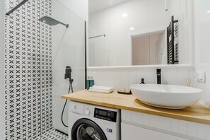 Shower, hair dryer, towels
