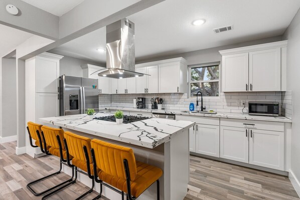 Réfrigérateur, micro-ondes, four, plaque de cuisson