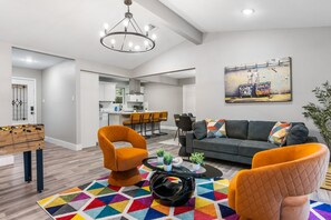 Smart-TV, Tischfußball, Tischtennisplatte