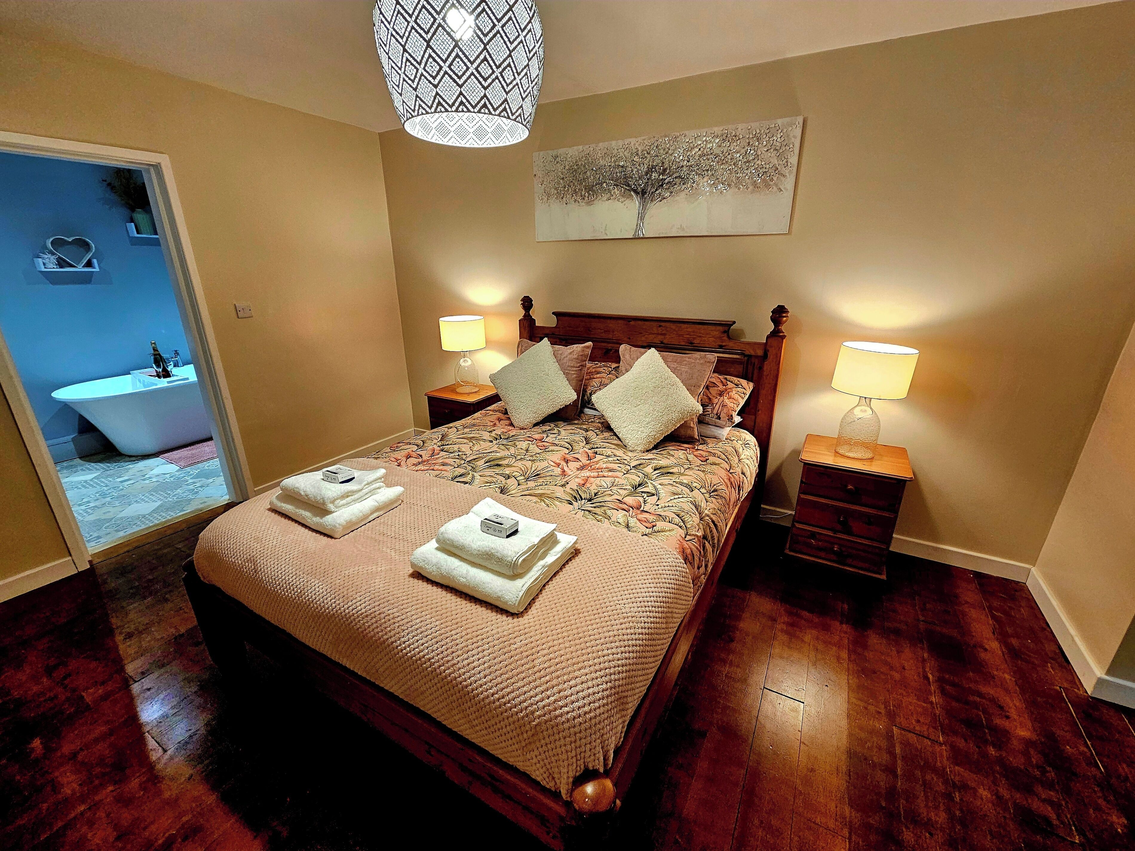 5 bedrooms, iron/ironing board, WiFi, bed sheets