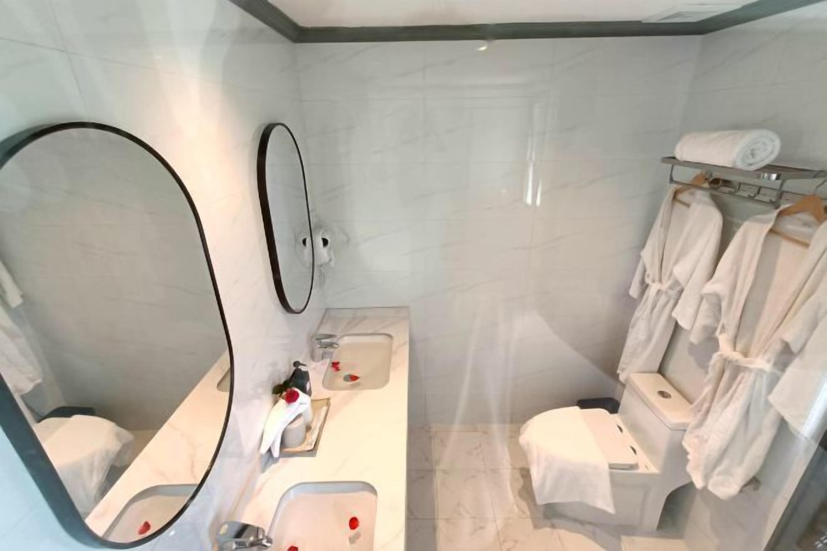 Bathroom | Free toiletries, slippers, towels, soap