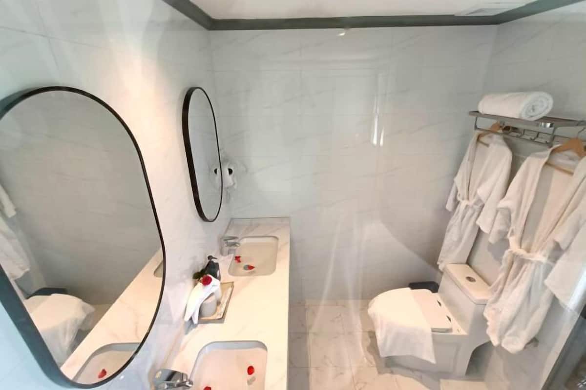 Bathroom | Free toiletries, slippers, towels, soap
