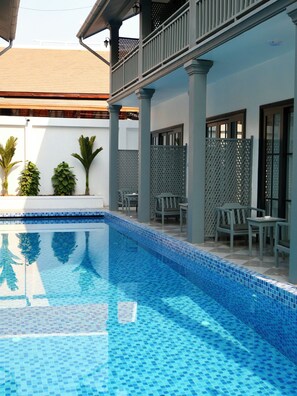 2 outdoor pools, pool umbrellas, pool loungers - Luang prabang Orient Boutique Hotel (Luang Prabang)