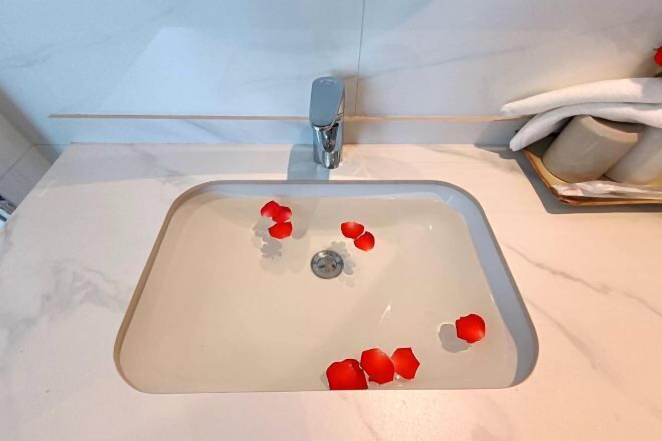 Bathroom | Free toiletries, slippers, towels, soap