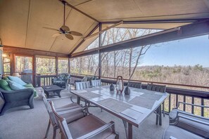 Outdoor dining - Treetop Retreat in Connestee Falls (Brevard)