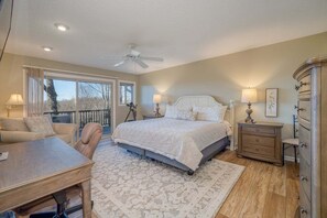 4 bedrooms, desk, iron/ironing board, free WiFi - Treetop Retreat in Connestee Falls (Brevard)