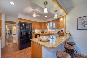 Fridge, microwave, oven, stovetop - Treetop Retreat in Connestee Falls (Brevard)