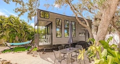 Charming Bradenton Tiny House - Cozy Getaway
